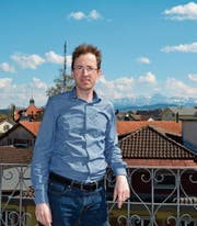 Gemeindepräsident Roman Habrik hat auf dem Dach des Gemeindehauses eine prächtige Aussicht auf seine Gemeinde. Hinten rechts der Säntis. (Bild: Beat Lanzendorfer)