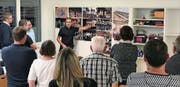Generalplaner Florian Schällibaum erläutert den Behördenmitgliedern und Vertretern aus Vereinen und Ortsparteien das Projekt. (Bild: PD)