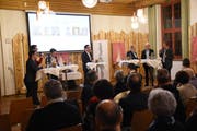 Die Protagonisten am Tagblattpodium (von links nach rechts): Für die Contra-Seite: Sascha Schmid (Kantonsrat SVP), Noah Menzi (Jungfreisinnige), Ruben Schuler (Jungfreisinnige), Moderator Ruben Schönenberger (Redaktionsleiter Toggenburger Tagblatt). Für die Pro-Seite traten an: Christian Spoerlé (Kantonsrat SVP), Karl Brändle (Kantonsrat CVP) sowie Martin Sailer (Kantonsrat SP). (Bild: Urs M. Hemm)