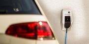 Ein Elektromobil wird an einer Heimladestation «aufgetankt». (Bild: pd)