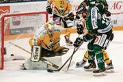 Der Anfang vom Ende: Oltens Kanadier MacGregor Sharp bezwingt Janick Schwendener im Powerplay zum 1:3. (Bild: Marc Schumacher/freshfocus (freshfocus))