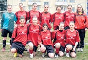 Die siegreichen B-Juniorinnen des DFC Uzwil: Clarissa Jung, Marina Egli, Nadja Schneider, Laura Wyss, Dahlya Spörli, Sarina Häne, Trainerin Dodo Vetsch (hintere Reihe, von links); Fabienne Gämperle, Nicole Scherrer, Melanie Oppliger, Lena Menzi, Ylenia Mango (vordere Reihe, von links). (Bild: zVg.)