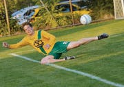 Vor dem Aus gerettet: Waldkirchs Christoph Ziegler wehrt einen gegnerischen Angriff ab und steht damit symbolisch für die Kampfbereitschaft des Teams. (Bild: Ralph Ribi)