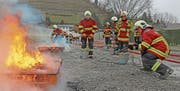 Die künftigen Feuerwehrleute lernen im Grundkurs, mit welchen Mitteln Feuer bekämpft werden können. (Bild: Benjamin Schmid)