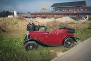 Im Gewerbegebiet beim Bahnhof Winden ist das Ehepaar Hürlimann fündig geworden. Hier wollen sie 2017 ihr neues Oldtimer-Museum eröffnen. Noch müssen sie aber bei der Gemeinde zuerst das Baugesuch einreichen. (Bild: Ralph Ribi)