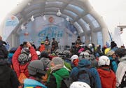 Marius & die Jagdkapelle sorgte mit seinen Kinderliedern im Programm für volle Ränge vor der Tribüne. Verpackt in der Skiausrüstung singt das Publikum mit und fotografiert.