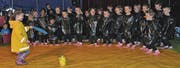 Die Fischerin hat das Pinguin-Ballett im Griff. Es tanzt in dem Rhythmus, den ihr Lieblingsfutter – der Fisch – vorgibt. (Bilder: Monika von der Linden)