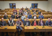 Klare linke Mehrheit: Die Kandidatinnen und Kandidaten der SP für die Stadtparlamentswahlen posieren im Waaghaus-Saal. (Bild: Michel Canonica)