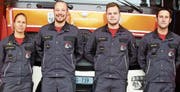 Kommandantin Nicole Casterra (v. l.) beförderte Martin Graf und Fabian Bürgin zum Korporal und Peter Graf in den Rang eines Oberleutnants. (Bild: pd)