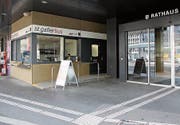 Der provisorische VBSG-Schalter aussen am Rathaus wird in den nächsten Wochen definitiv ins Foyer verlegt. (Bild: Reto Voneschen)