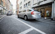 Die Stadt will die Parkplätze in der Engelgasse aufheben und im Parkhaus UG 25 ersetzen. Dagegen gibt es Widerstand. (Bild: Urs Bucher)