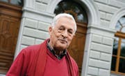 Lebe wohl, aber lebe: HP Müller (1939–2010) vor dem St. Galler Kunstmuseum in einer Aufnahme von 2007. (Bild: Philipp Baer)