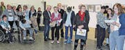 Barbara Wider (rechts aussen), Vorstandsmitglied des Vereins Rhyboot, begrüsste zahlreiche Behinderte und ihre Gäste. Namentlich die künstlerische Leiterin der Ausstellung, Karin Thür (mit rotem Schal). (Bild: Max Pflüger)