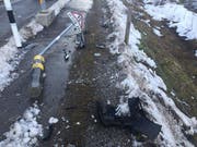 Der 68-jährige Lenker übersah die Spurverengung und fuhr mit dem Fahrzeug gegen den Verkehrssignalmasten. (Bild: Stapo SG)