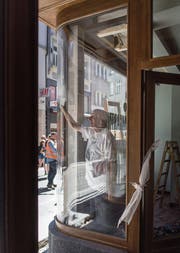 Der letzte Schliff: Christoph Baumgartner poliert die neuen Retro-Schaufenster. (Bild: Michel Canonica)