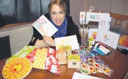 Die zwei selbst gestalteten Bücher sind nur ein Teil der Ergebnisse von Chantal Hafner-Schneiders Kreativität. (Bild: bel.)