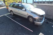 Das Auto der 67-jährigen Fahrerin erlitt einen Totalschaden von rund 5000 Franken. (Bild: Kapo SG)