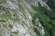 Beim Abstieg löste sich ein Stein, an dem sich die 30-Jährige festhielt. Die Frau stürzte daraufhin rund 25 Meter hinunter und blieb im auslaufenden Gelände liegen. (Bild: Kapo SG)