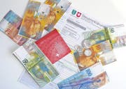 Wer keine Steuerschulden hat und auch sonst allen finanziellen Verpflichtungen nachkommt, hat gute Chancen, Schweizer zu werden. (Bild: Bea Sutter)