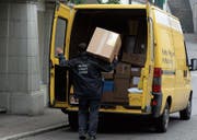 Pakete, die während der Arbeitszeit zugestellt werden, kann der Postkunde neu im Supermarkt abholen. (Archivbild: Susann Basler)