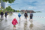 Die Rorschacher Seeuferpromenade zieht viele Schaulustige an, die ihre Freude am – bis gestern noch harmlosen – Hochwasser haben. (Bild: Urs Bucher)