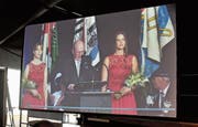 Auf Grossleinwand von der Bühne bis in die hinterste Ecke des Festzeltes übertragen: Das Grusswort von Regierungsratspräsident Fredy Fässler.