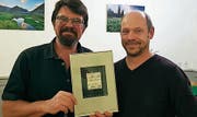 Bruno Mäder erhält die von Simon Weber gestaltete Urkunde. (Bild: pd)