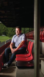 Silvan Wüthrich auf der Tribüne im Gründenmoos, dem Heimstadion des FC Winkeln. (Bild: Benjamin Manser)