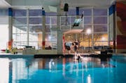 «Und Action»: In der Nacht auf Sonntag wurden Unterwasserszenen für einen Film im Hallenbad Blumenwies gedreht. (Bild: Michaela Rohrer)