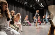 Die Schülerinnen der Kantonsschule am Burggraben geben für die Proben des Musicals «Sterben ist menschlich» alles. (Bild: Jil Lohse)