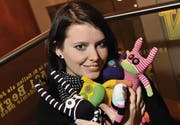 Clarissa Schwarz stöbert im Brockenhaus nach Knöpfen und im Internet nach ausgefallenen Socken. (Bild: Ralph Ribi)