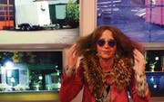 Kleine humorvolle Inszenierung mit der Sonnenbrille des Galeristen: Die Luzerner Künstlerin Irene Naef vor ihren Fotoarbeiten. (Bild: Martin Preisser)