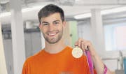 Der Weltmeister ist in den Arbeitsalltag zurückgekehrt. In der Werkstatt der Schreinerei Egli AG zeigt Prisco Egli seine Goldmedaille. (Bild: pd)