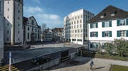 Das neue Rathaus schafft einen öffentlichen Platz vor der Kirche (Bild: Michel Canonica)