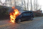 Nachdem sein Auto während der Fahrt zu brennen begann, stellte es der 77-jährige Autofahrer auf einem Kiesplatz in Bottighofen ab. (Bild: Kapo TG)