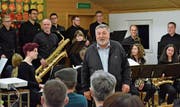 Schulratspräsident Josef Rütsche begrüsste 66 Stimmberechtigte zur Lütisburger Bürgerversammlung. Die Big Band der Musikschule Toggenburg eröffnete den Abend. (Bild: Christoph Heer)
