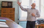 Josef Eberhard von der Interessengemeinschaft Historischer Polizeiposten führte gestern stolz durch die geschichtsträchtigen Räume. (Bild: Daniel Dorrer)