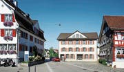 Der Vorschlag von Architekt Paul Knill will die Aussenfassade erhalten. Für Fussgänger soll ein Durchbruch entstehen. (Bild: PD)