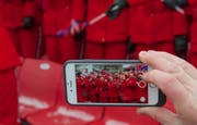 Die nordkoreanischen Cheerleader waren auch bei den Skirennen im Publikum dabei. (Bild: PD)