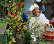 Der Osterhase treibt sich an diesem Samstag in den Gassen Altstättens herum und überrascht die Passanten mit Ostereiern. (Bild: pd)