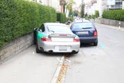 Der Porsche kollidierte mit einer Gartenmauer. (Bild: Stapo SG)