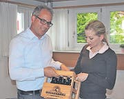 Zwölf Jahre lang hat sich Mathias Kuster als Kassier eingesetzt. Vorstandsmitglied Claudia Graf dankte ihm mit Büezerbier.