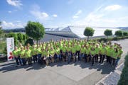 Haben sich mit Leib und Seele den Pflanzen verschrieben: Die Mitarbeiterinnen und Mitarbeiter der Rutishauser AG vor der vor Kurzem fertig gestellten Ecofarm in Züberwangen. (Bild: PD)