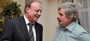 Eduard Bürge (links) im Gespräch mit seinem Schulkollegen Paul Räbsamen, Präsident der SVP Mosnang. (Bild: PD)