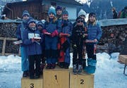 Auf dem ersten Rang der SSC Toggenburg mit Eva Metzger (links), Daria Grossniklaus (hinten), sowie Selin Lusti (rechts). 2. Rang Nordic Club Liechtenstein; 3. Rang für den Zürcher Skiverband am Bachtel. (Bild: PD)
