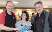 Vizepräsident Markus Klaus (rechts) verabschiedet Verkehrsvereinspräsident Ignaz Mainberger (links) aus dem Vorstand. Mit Dankesworten und einem Gutschein für ein Wellness-Wochenende mit dessen Gattin Daniela. (Bild: Andrea Häusler)