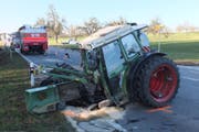 An den beiden am Unfall beteiligten Fahrzeugen entstand Sachschaden von mehreren 10‘000 Franken. (Bild: Kapo SG)