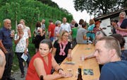 Gemeindepräsident Alex Arnold, inmitten der Zuzüger, stellte Eichberg als attraktive Wohngemeinde vor. (Bild: René Jann)