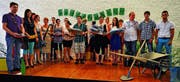 20 Absolventen einer Ausbildung in einer Rhyboot-Institution bekamen gestern im Kulturraum Jung Rhy ihr Abschlusszertifikat und von ihrem Ausbildner ein persönliches Geschenk. (Bild: Max Tinner)