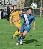 Rüthi mit Michael Heeb (linkes Bild im blauen Leibchen) verschärfte mit dem 2:1-Sieg im Cup die Krise des FC Au-Berneck, weil sich Fatlum Aliu (rechtes Bild im gelben Leibchen) und seine Kollegen viel zu selten durchsetzen konnten. (Archivbilder: ys)